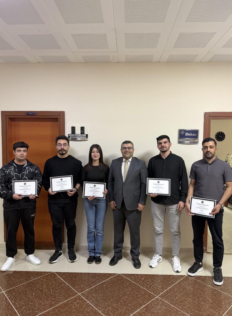 Dekanımız Tarafından Kalite Elçisi Öğrencilerimize Teşekkür Belgesi Verildi
